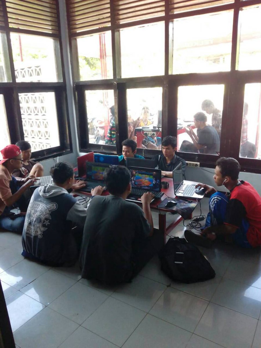 agussatriawan's tweet photo. @TelkomIndonesia @_funtastic5_ @parwi66 #KDTREG5 #Action #Rasa Ngabuburit sambil main game di Wico Binangun Blitar https://t.co/MZFty9TwzC