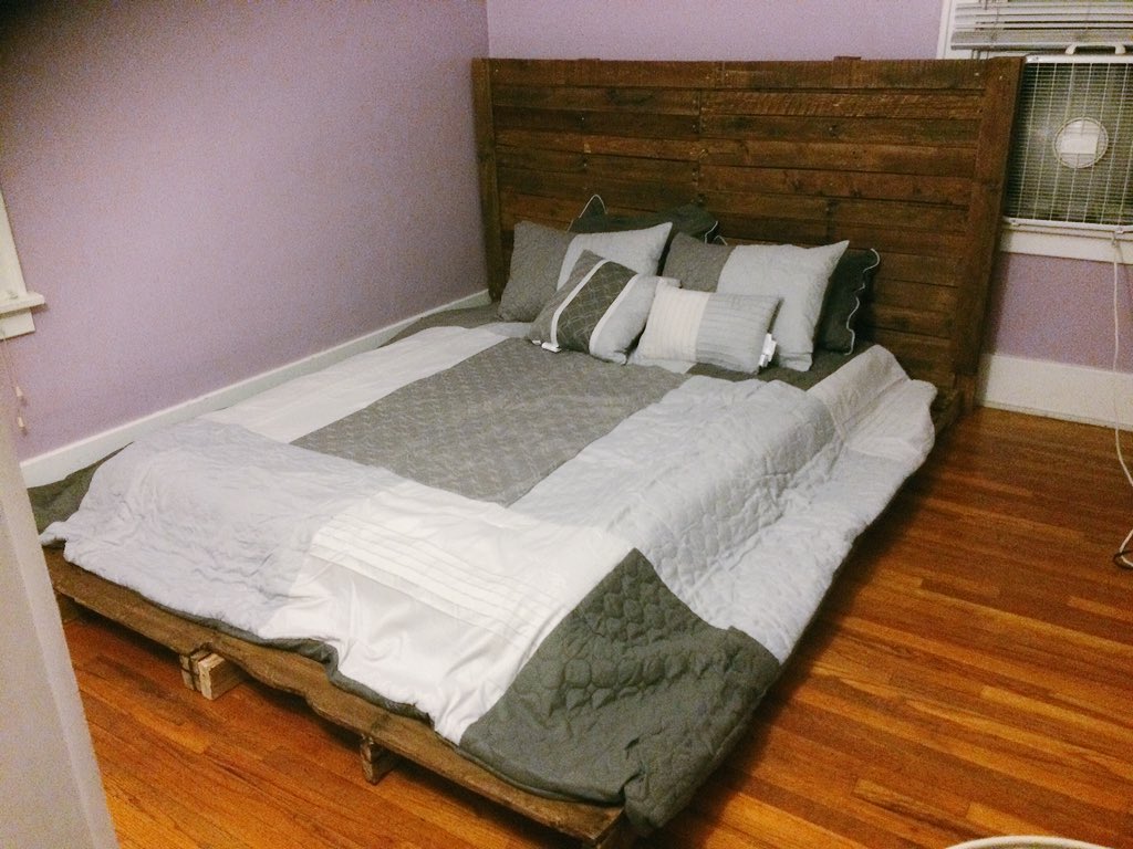 skylars_shop's tweet photo. Pallet Bed Frame: $140
Headboard: $80.00
Bed Frame + Headboard: $200.00 #PalletFurniture #SkylarsShop https://t.co/EbC99tXN13
