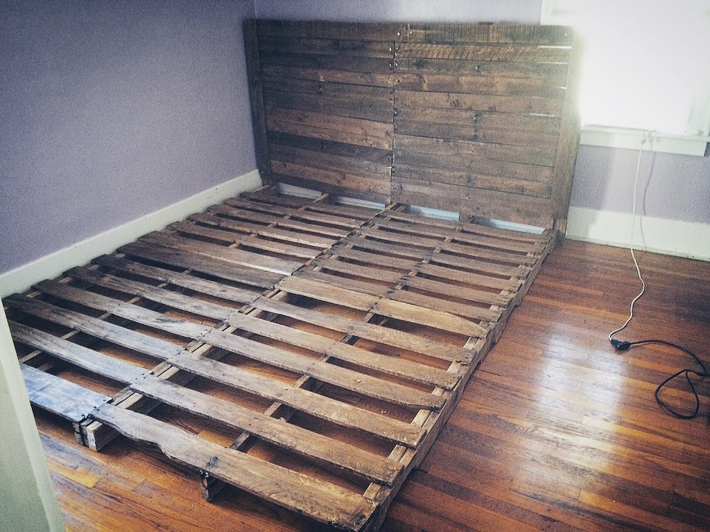 skylars_shop's tweet photo. Pallet Bed Frame: $140
Headboard: $80.00
Bed Frame + Headboard: $200.00 #PalletFurniture #SkylarsShop https://t.co/EbC99tXN13