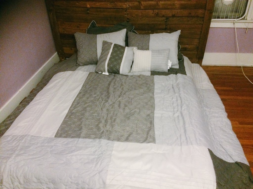 skylars_shop's tweet photo. Pallet Bed Frame: $140
Headboard: $80.00
Bed Frame + Headboard: $200.00 #PalletFurniture #SkylarsShop https://t.co/EbC99tXN13