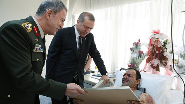 trthaber's tweet photo. Cumhurbaşkanı Erdoğan, Binbaşı Tetik'i ziyaret etti

Haber Detay: https://t.co/mwC1H4Ho2f https://t.co/TCr4z6TnIs