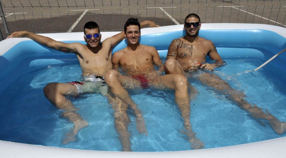 ¿Como lleváis el calor?
<a href="/eddi47iris/">eddi la marra</a>,<a href="/lorysava32/">Lorenzo Savadori</a> y <a href="/rickyrusso84/">Ricky Russo 84</a> nos recomiendan estar así hasta la hora del especial