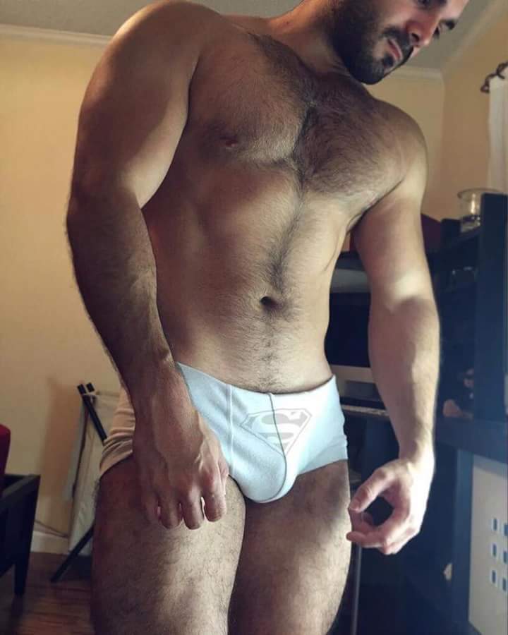 OmaRodiLLo's tweet photo. No importa que el calzón de Superman ya esté todo deslavado, tiene barba y pelo en pecho, eso lo salva de todo. https://t.co/VWJPz5oPoa