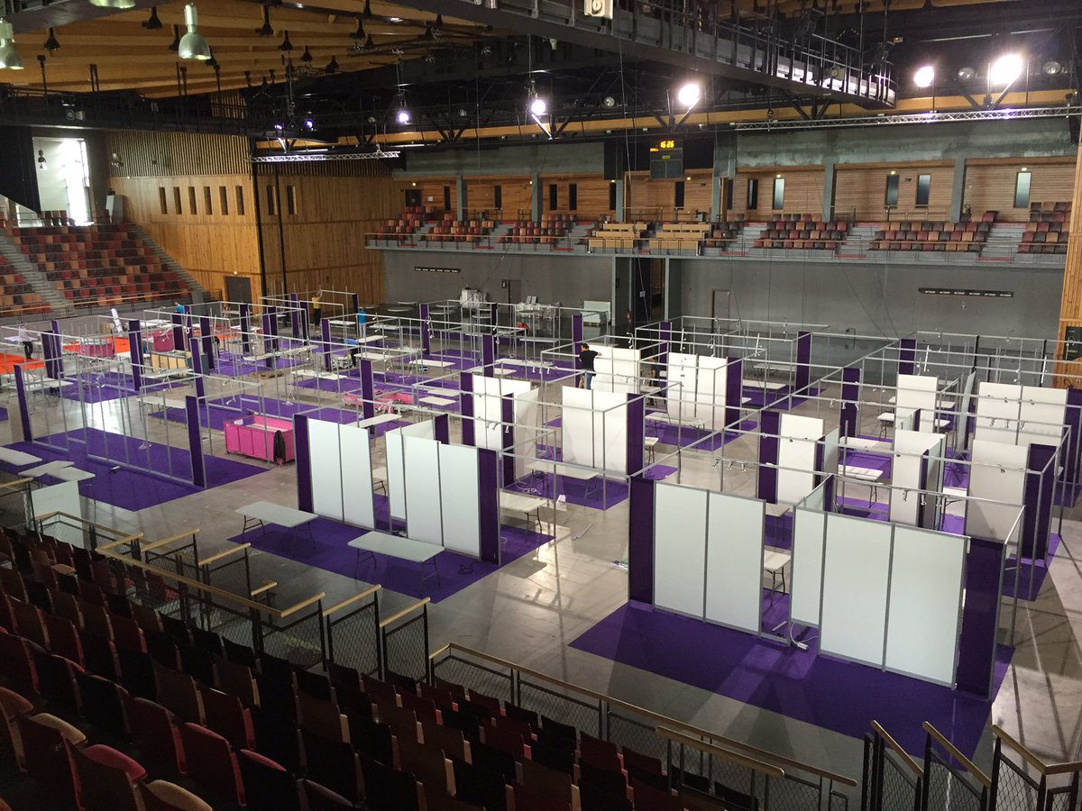 L'installation du forum de demain à #Niort est en cours ! ow.ly/EBir3012Mch  #NIORTEMPLOI