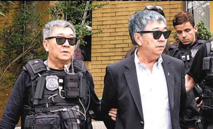 Japonês da Federal prendendo o Japonês da Federal (o mesmo cara é o policial e o preso)