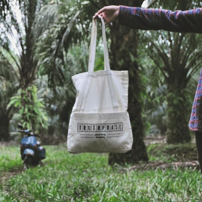 NEW ARRIVAL Natural white Totebag | Size 38X45 | Price 65.000.-