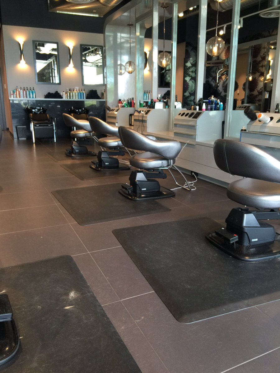 RedBrizuela's tweet photo. I love a lonely salon https://t.co/hY8qslCLzO