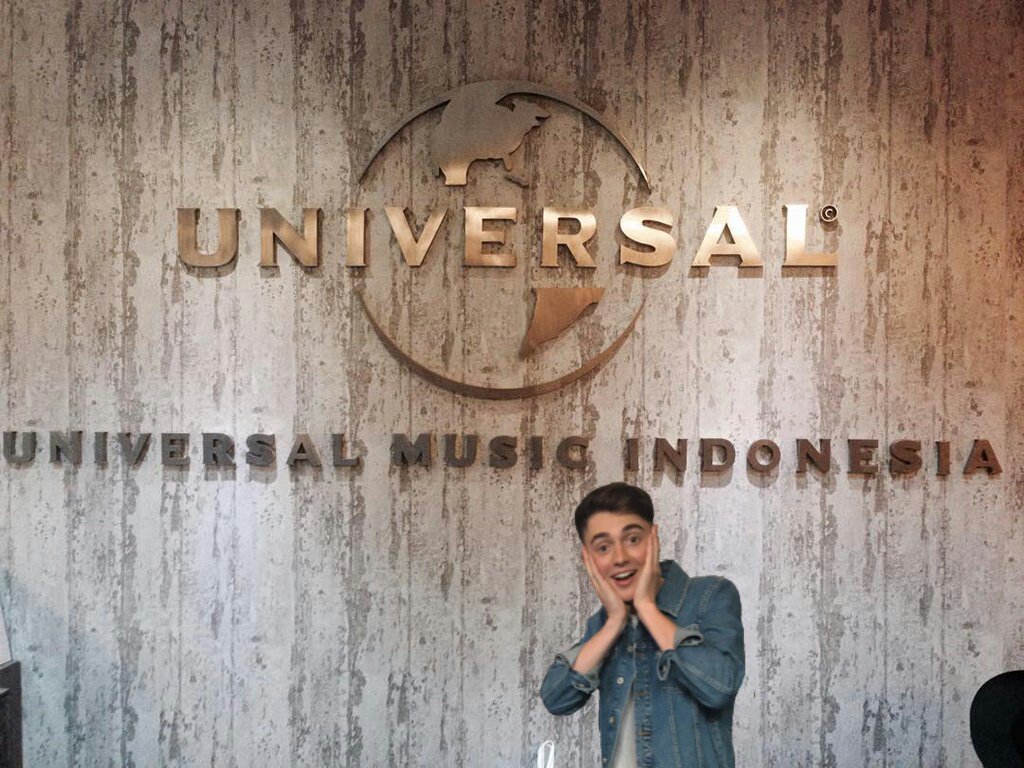 dynna_aisya's tweet photo. if this could be real? :'))) #BRINGGREYSONTOINDO #GreysonToINDONESIA @Universal_Indo @greysonchance @AlexZiabko https://t.co/g5LeXQ8dvd