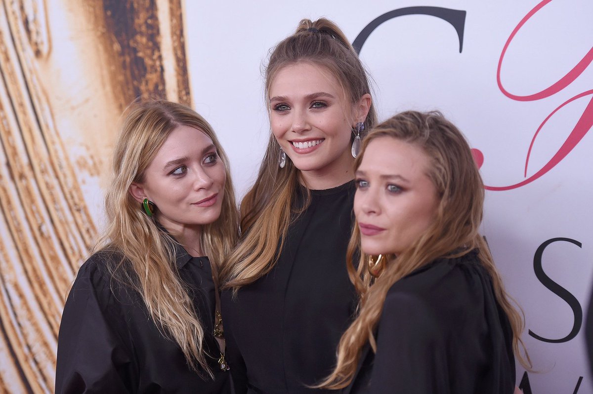 Cfdaファッションアイコン賞の授賞式には アシュリー エリザベス メアリーケイト オルセン3姉妹も来場 ベストドレッサーは誰 Ellegirl エル ガール Scoopnest Cfdaファッションアイコン賞の授賞式には アシュリー エリザベス メアリーケイト オルセン3姉妹も来場 ベストドレッサーは誰 Ellegirl エル ガール Scoopnest