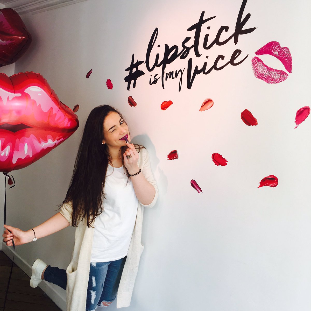 LudovicEngrand's tweet photo. 💄👄 Jennifer a craqué pour la teinte Jawbreaker au lancement de #LipstickIsMyVice #urbandecayfrance @Peekabooo_Blog https://t.co/77zTRC1mku