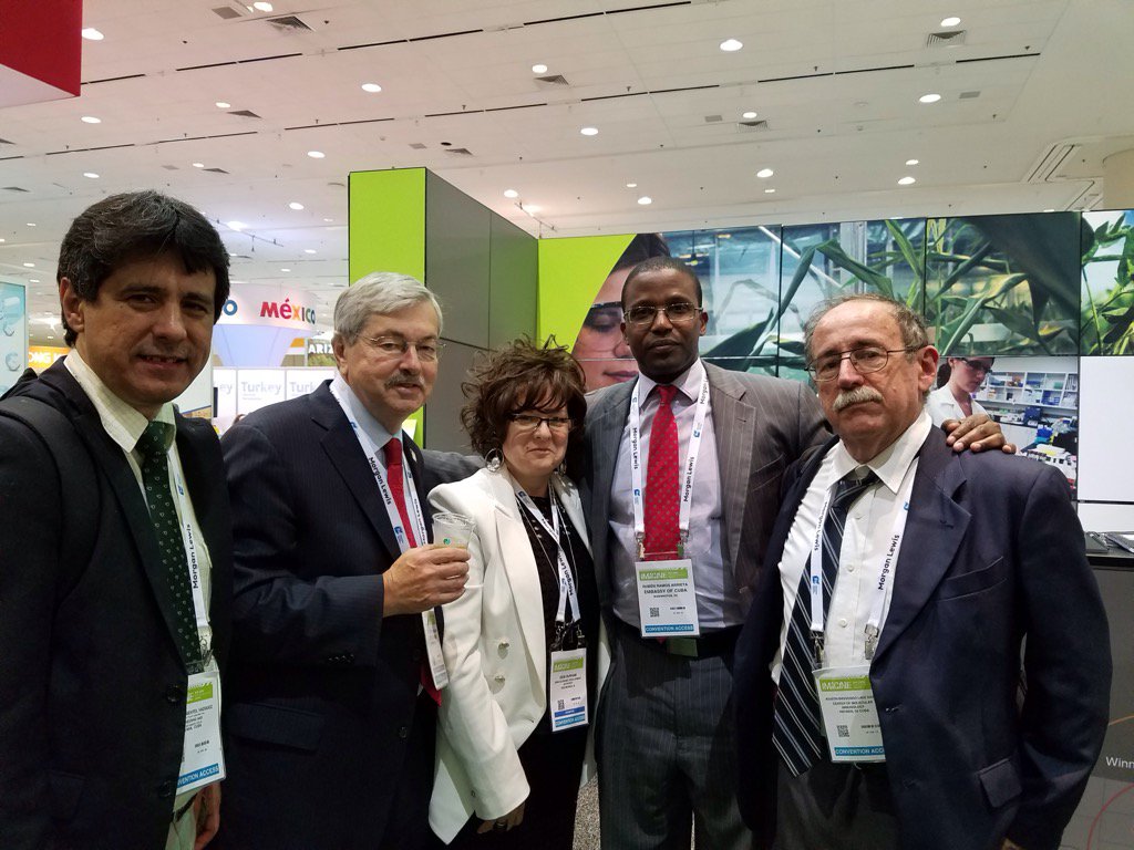 #Cuba delegation to #BIO2016 shares with Iowa Governor Terry Branstad