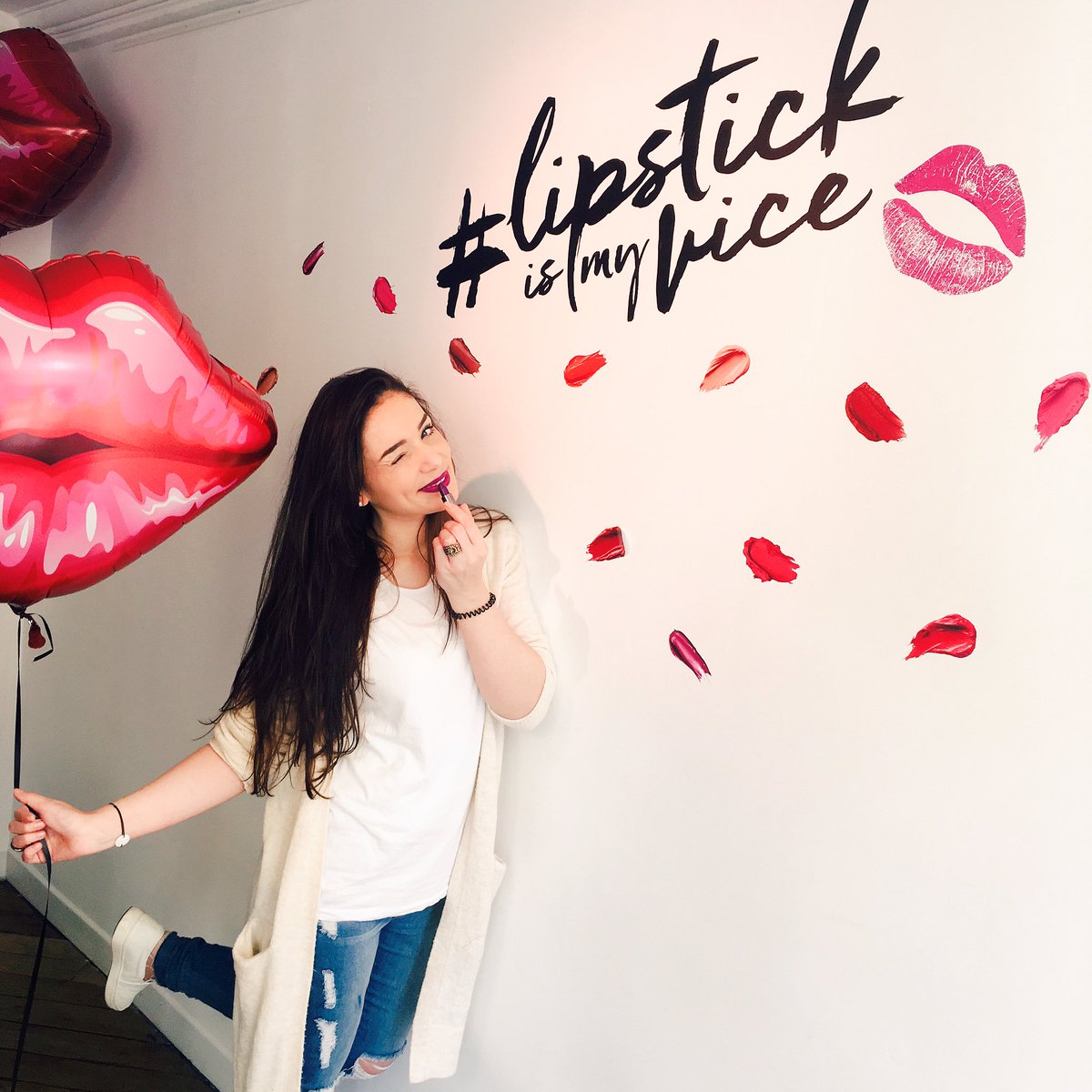 luxeisnow's tweet photo. ❤️💄Jennifer a craqué pour la teinte Jawbreaker au lancement de #LipstickIsMyVice #urbandecayfrance https://t.co/sK4uacPVaV