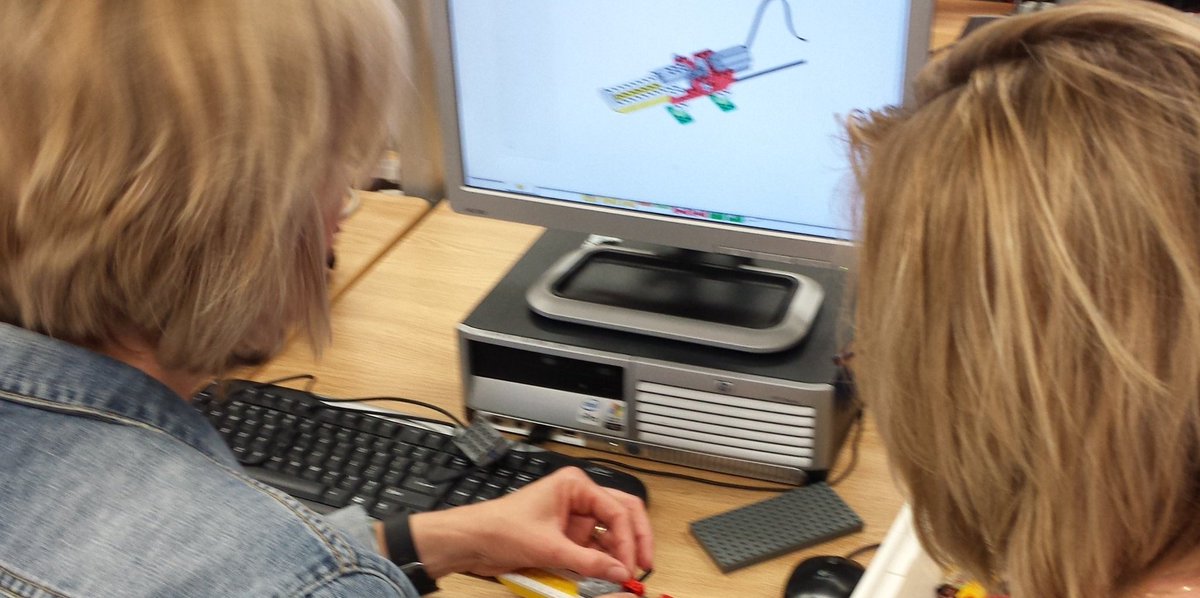 Alexander1Ej's tweet image. #DRiVescience #TVDSB #CODErobotics We have moved to confident with robotic building and coding.  Imagine Ss ability!