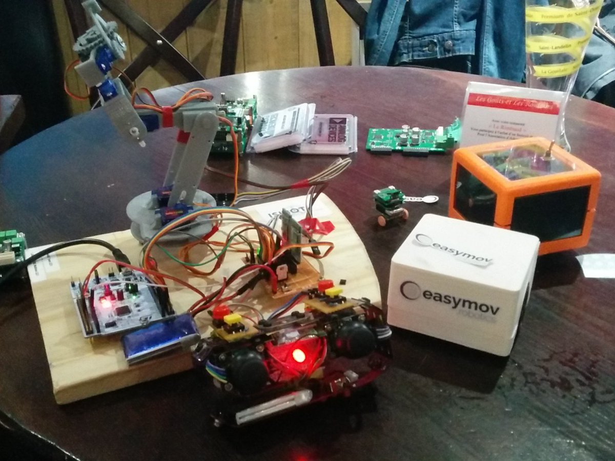 ISIBOT_ZZ's tweet image. Étape démonstration pour notre #BrasRobot ! À #AperoBot avec @easymovrobotics @asso_i2c @Robotips_asso ! cc @isima5
