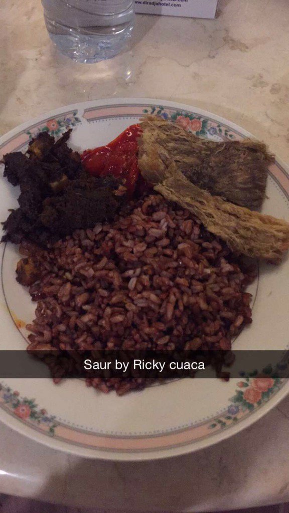 prillyyla's tweet photo. Selama gk tinggal di rmh gk ada  makanan dan bingung mau saur pake apa,trs tb2 dikirimin ini buat saur! @rickycuaca https://t.co/jnTHtBWZrX