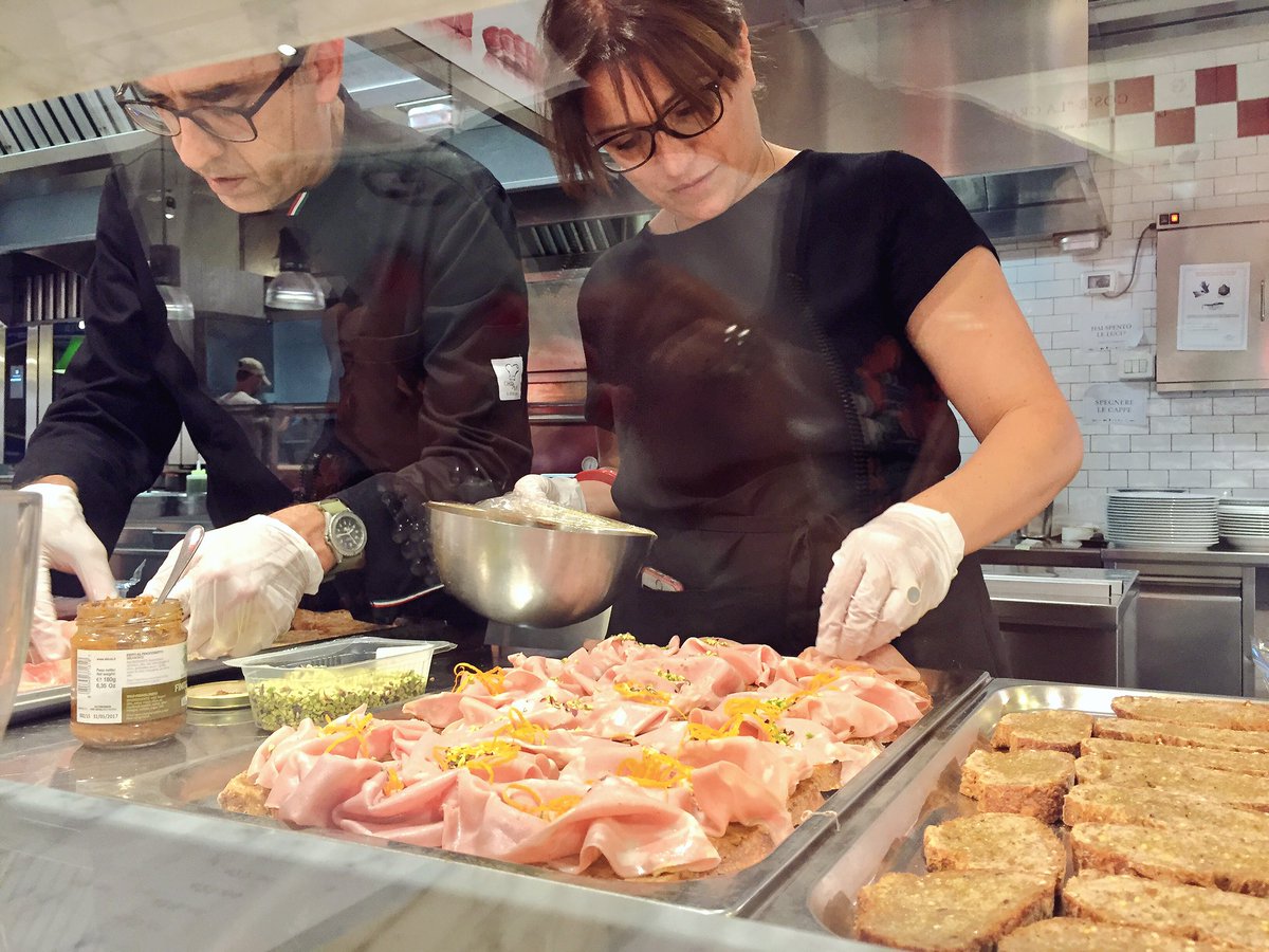 _54R4_'s tweet photo. Mi viene già l'acquolina in bocca! Stasera ci cena a #PaninoAmoreEFantasia da #eatalybari! @walterdabbicco dove sei? https://t.co/qICC9CEt6U