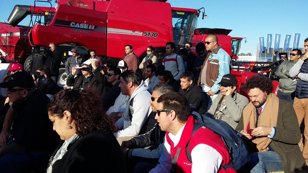 CaseIHArg's tweet photo. Estamos presentando las nuevas #AxialFlow130 en #Agroactiva2016 a toda la prensa! #BuenMiercoles https://t.co/cgwjHm4Pt8
