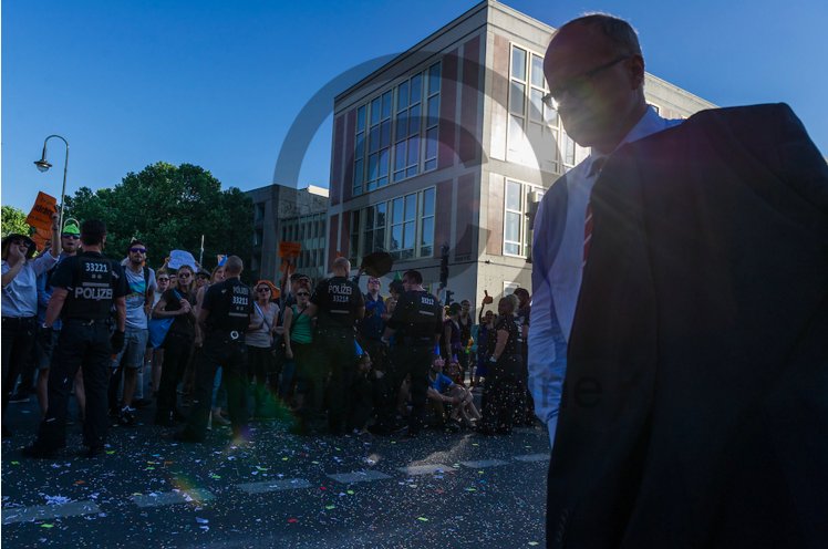 Recht auf Stadt statt Schloss! <a href="/BerlinFuerAlle/">Berlin für Alle</a> #stattschloss #BerlinFuerAlle bit.ly/25MrKMS