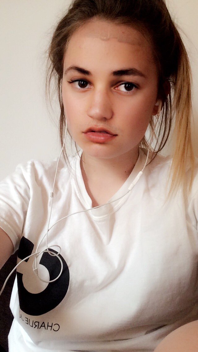 Ellierose2000_x's tweet image. WHEN U FACE SWAP WITH @camerondallas 😂😂😂