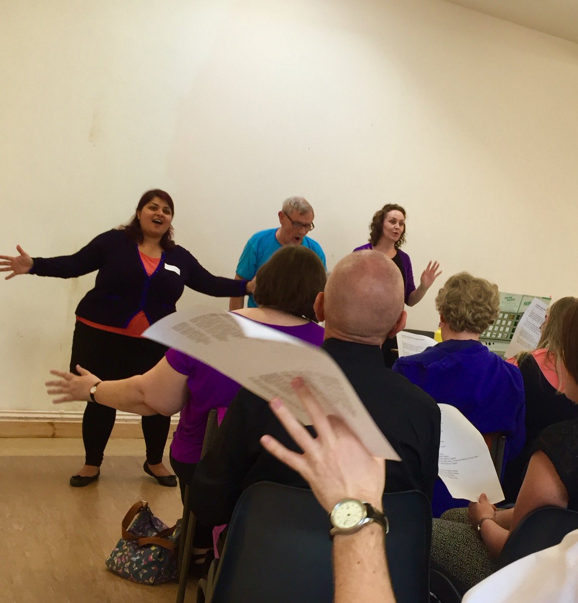 SouthLDNCares's tweet photo. The session ends with rapturous applause for @Aoifesoprano. We'll miss you! 4 brill sessions of joy and jazz-hands. https://t.co/fvnRuU8hUh