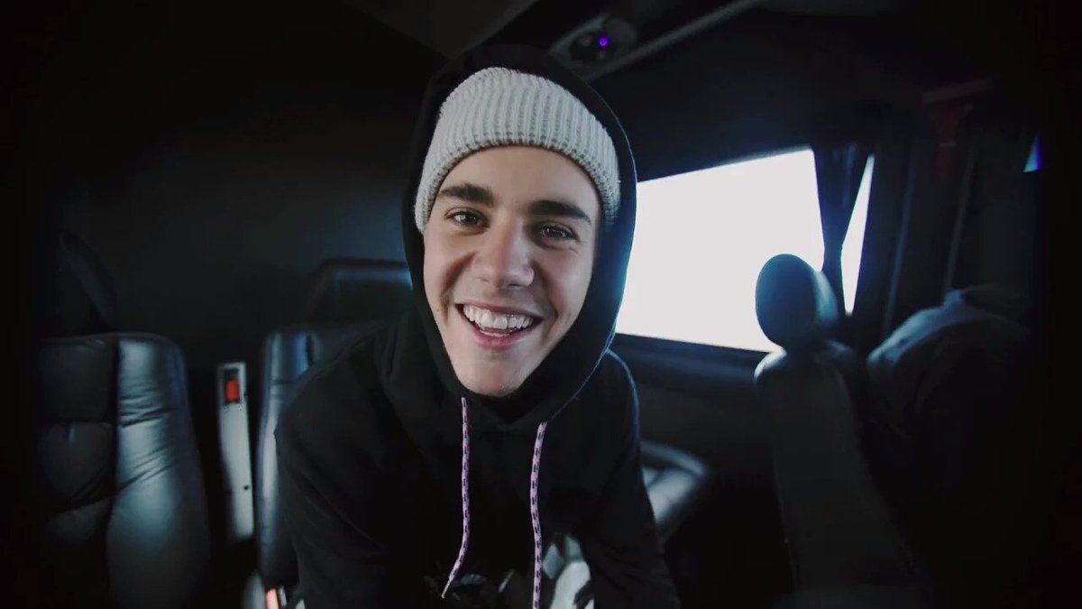 BizzleJK's tweet photo. Justin decidió ser real, divertirse, sonreír y dormir en este video #CompanyMusicVideo https://t.co/GP4sMZlVQp