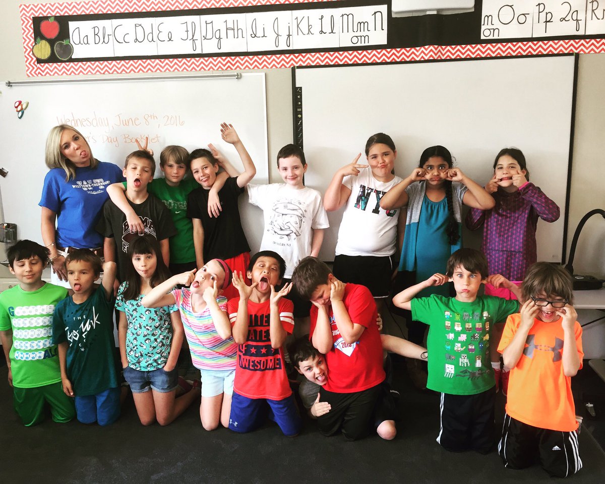 MsLeary1's tweet photo. Last days of school ✌🏼️🐒 #peaceoutthirdgrade #hellosummer https://t.co/RpcFV0heBJ