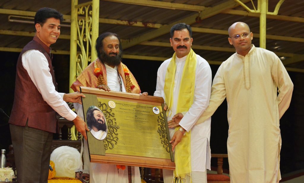 AOLSwamiji's tweet photo. .@rotary Seva Ratna Award conferred on Gurudev @SriSri for His global humanitarian works #Yoga @ArtofLiving https://t.co/IzVT75E8jj