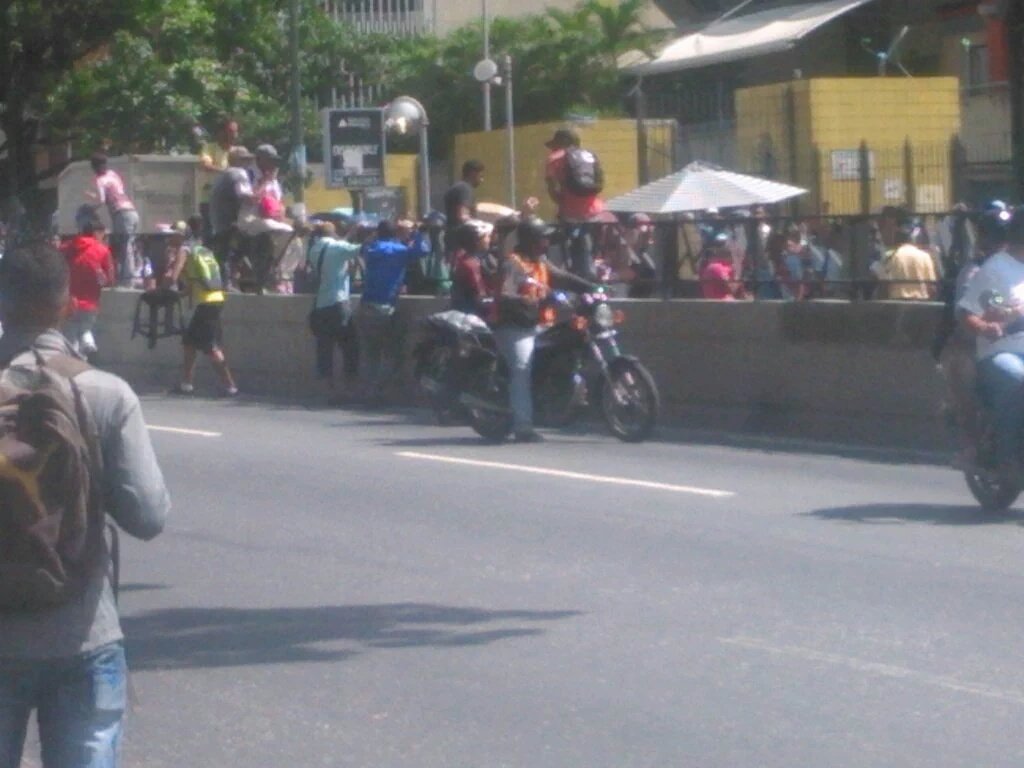 usa_Rvzla's tweet photo. #08junio2016 en este momento la gente esta protetando por comida en la av francisco miranda donde esta Unicentro #GA https://t.co/y8PZhXCVwt