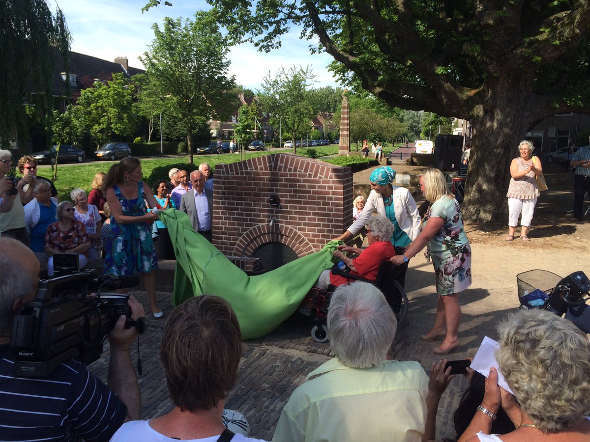 petliesh's tweet photo. Feestelijke onthulling van drink fontein ter gelegenheid van 100 jaar Vreewijk! Naar origineel herbouwd. Prachtig! https://t.co/5cWWNomGIx