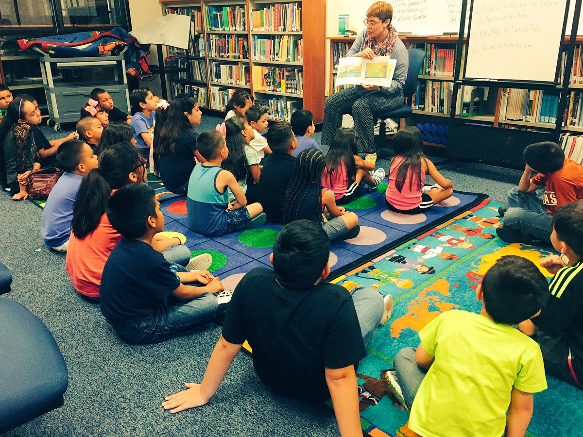 rsanchez2012's tweet photo. @CesarChavezHS Storytime for vert team elem students. Ss get story, songs, free book &amp; school lunch. #literacy #hisd https://t.co/spWNSgIwk6