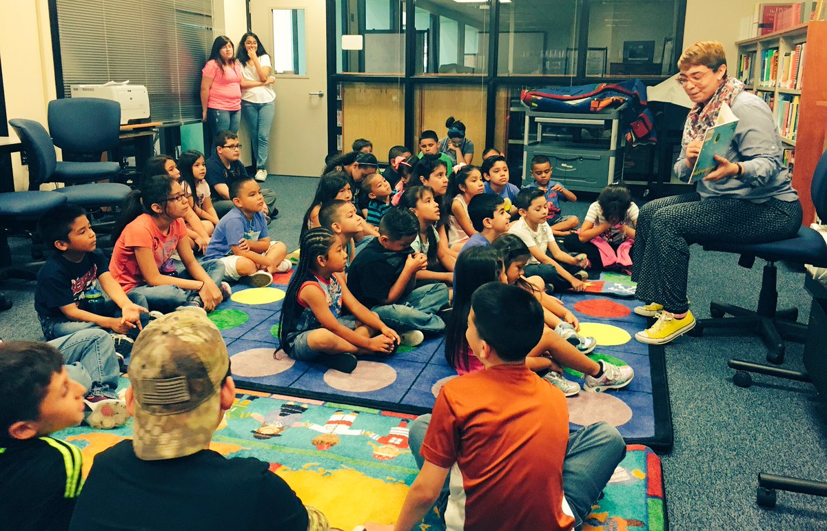 rsanchez2012's tweet photo. @CesarChavezHS Storytime for vert team elem students. Ss get story, songs, free book &amp; school lunch. #literacy #hisd https://t.co/spWNSgIwk6