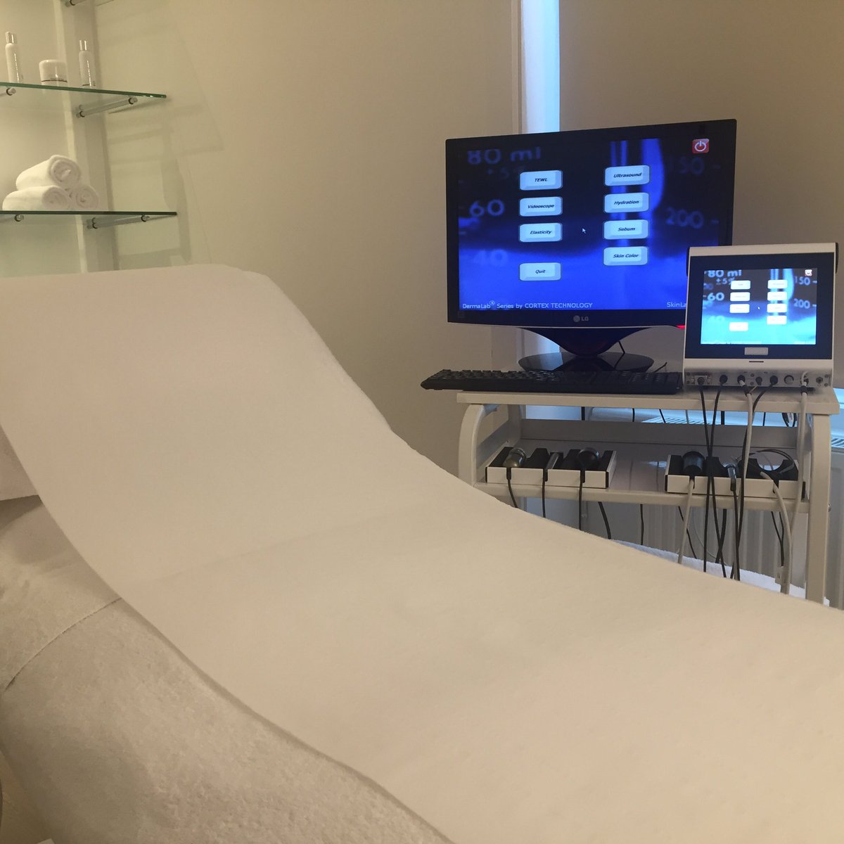SantiSpa's tweet photo. How youthful is your skin really? Our state of the art skin lab analysis machine gives you the real answers... https://t.co/Evd2llgHod