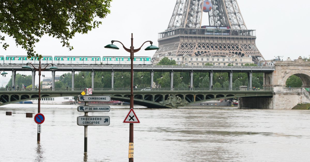 Parisianist's tweet photo. The RER C was closed  because of the flood. 
Great News it's scheduled to reopen this weekend! #Paris #CrueSeine https://t.co/LxvRc8yJuD