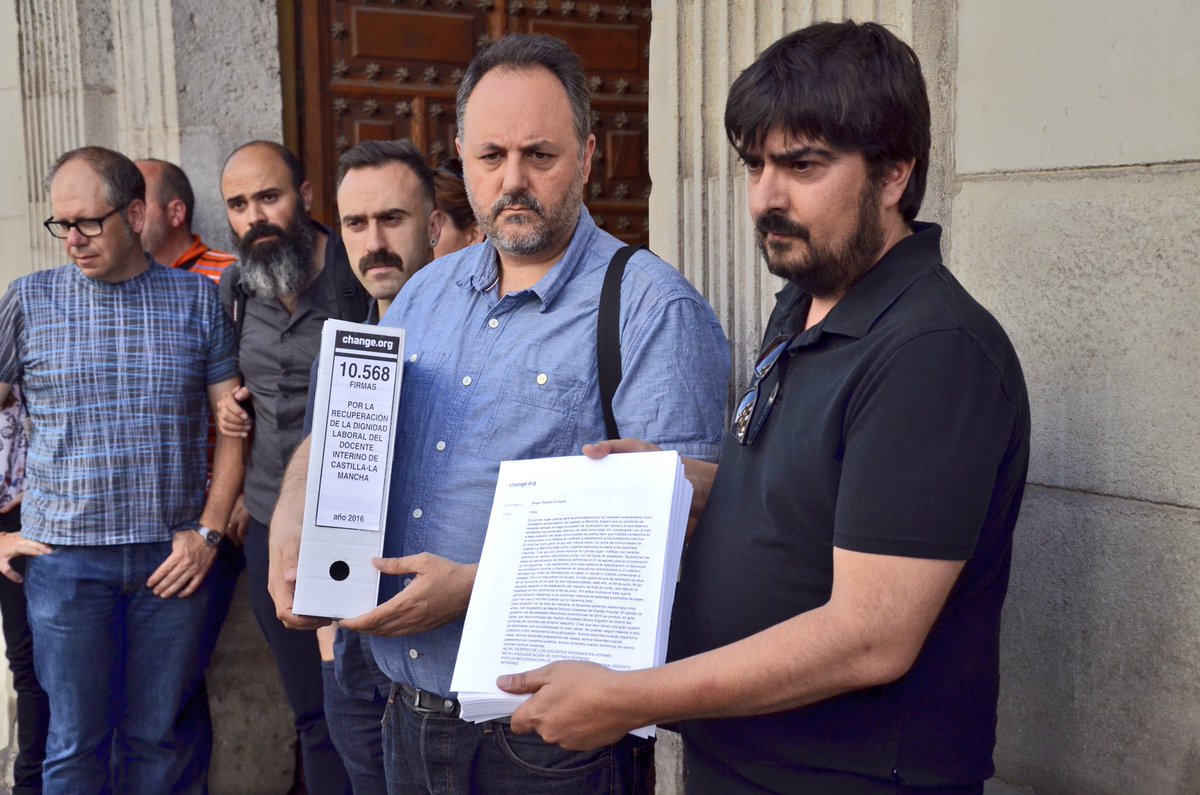 ramonpeco's tweet photo. Paso aquí fotos para difundir libremente sobre la entrega de las 10.000 firmas por #DignidadInterinosDocentes https://t.co/dKMI9e3hcF