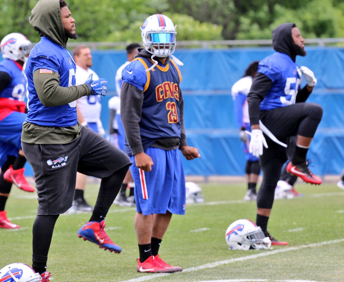 BleacherReport's tweet photo. When you got football practice at noon but #NBAFinals Game 3 at night (via @buffalobills) https://t.co/ZVzl1Fv4Qg
