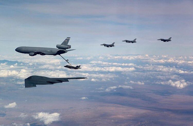 FSUFlyingClub's tweet photo. Anyone need fuel? Looks like there's a bit of a line... #AvGeek #AerialRefuel https://t.co/BDGml6EsIW