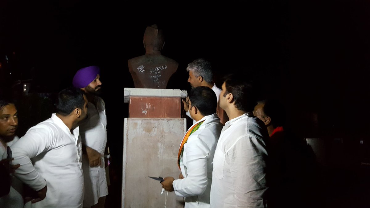Tanwar_Indian's tweet photo. Somebody damaged statue of Pt.Jawaharlal Nehru Ji in Karnal. This is  real 'Deshdroh' and it shows sick mentality. https://t.co/2DHBI5p9BO