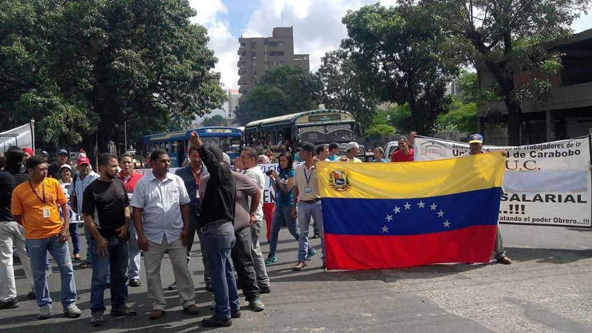 el_carabobeno's tweet photo. Trabajadores de la UC  exigen al Gobierno un salario digno #Ciudad https://t.co/LTonfS72hK https://t.co/c31PSkZnlm