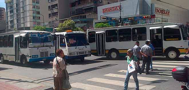 2001OnLine's tweet photo. Transportistas trancaron la avenida Francisco de Miranda por escasez de repuestos https://t.co/duEAhoHM40 https://t.co/r7QaNSTwY6