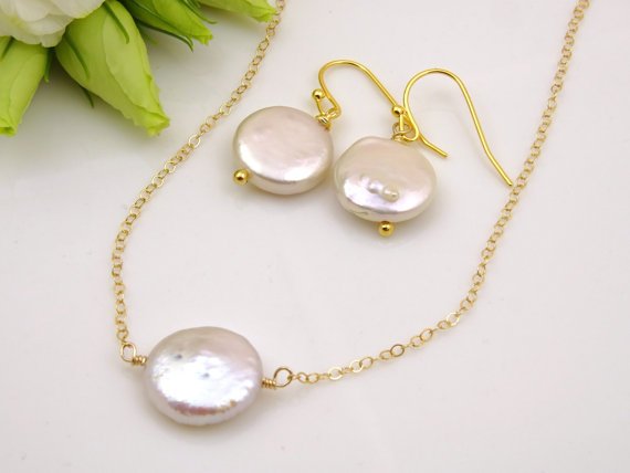 Simple and understated elegance, that's what this pearl set is all about. etsy.com/listing/239738… #etsymntt