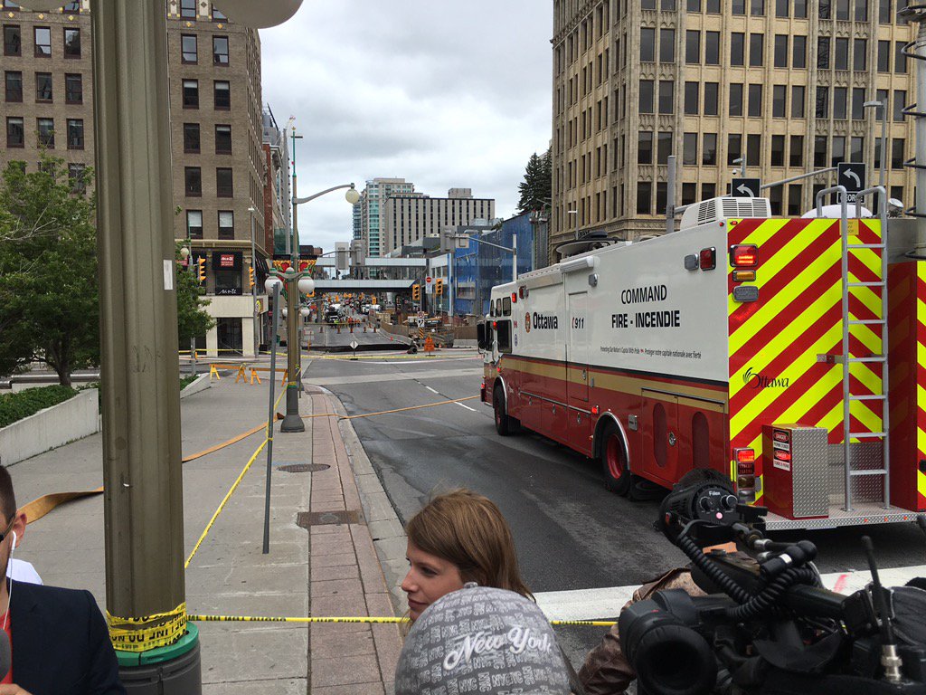 FoxRobM's tweet image. Massive #Sinkhole is messing with downtown Ottawa.