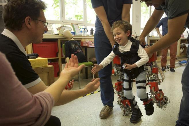 elmundociencia's tweet photo. El primer exoesqueleto del mundo para niños parapléjicos tiene apellido español https://t.co/epkJj9N76y https://t.co/dMU56ZWv83