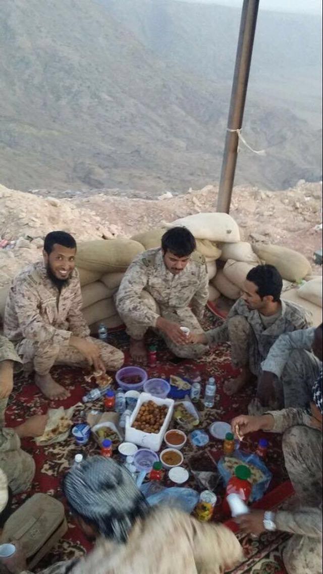 IbrahimSubaihen's tweet photo. فطور فالجبهة وعند الخنادق
وحنا بوسط بيوتنا مستريحين
..
فطورهم تمر ورصاص وبنادق
الله يعجّل نصرهم قولوا آمين
. https://t.co/2LIIJpgBEj