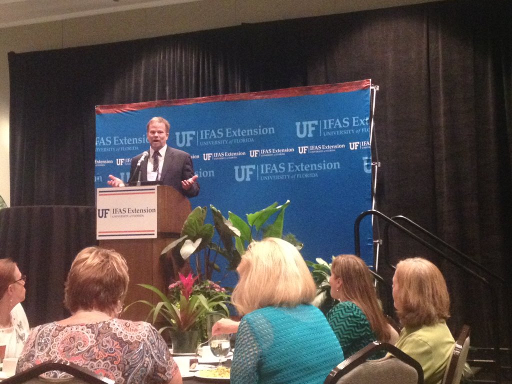 coralnowen's tweet photo. To initiate change, reach out with an open hand, not with your fist ~Dr. Kevin Folta at #NETC2016 https://t.co/2oBiXaNcsa