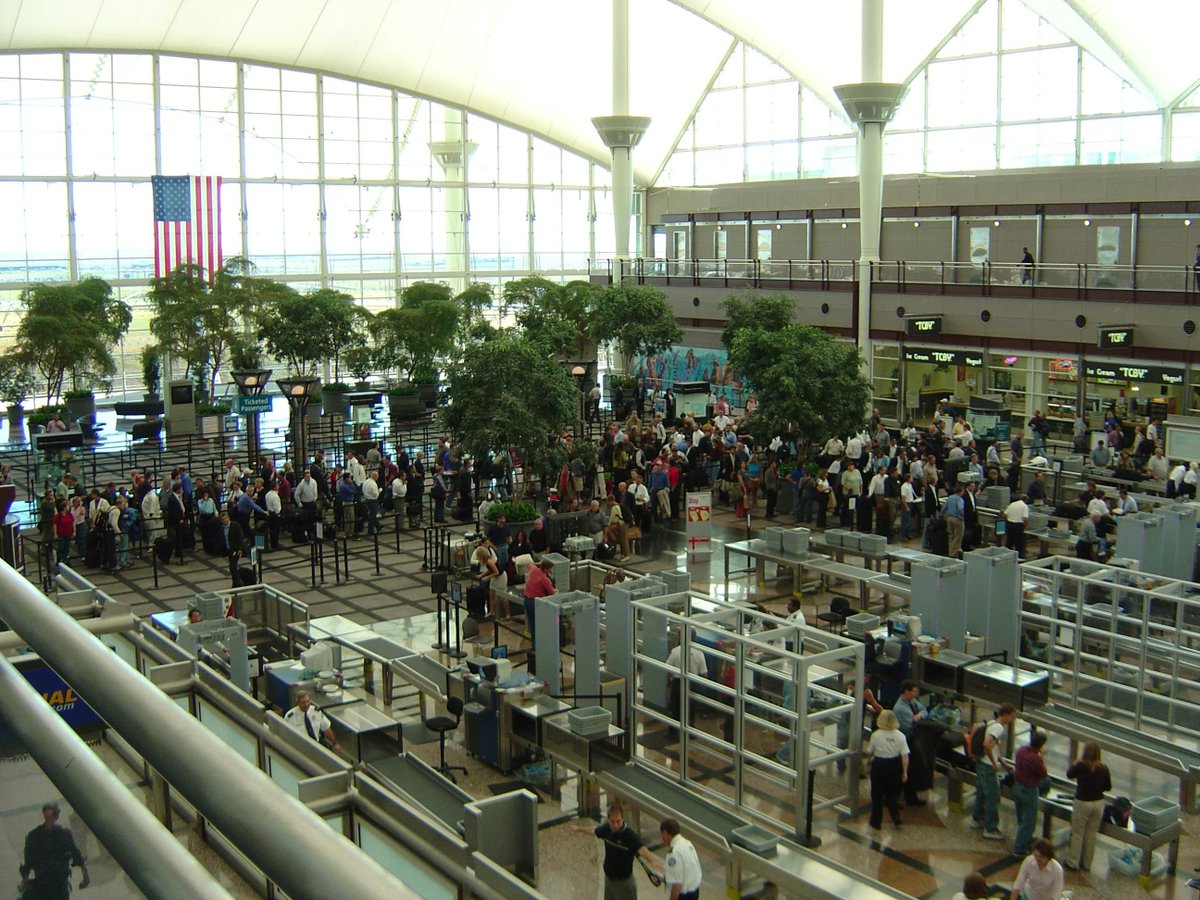 TopofMindpod's tweet photo. More staff &amp; coop btwn #TSA, airlines key for summer travel #iHatetheWait:  https://t.co/XKgyGXsAb3 @AirlinesDotOrg https://t.co/79K5AHGfFk