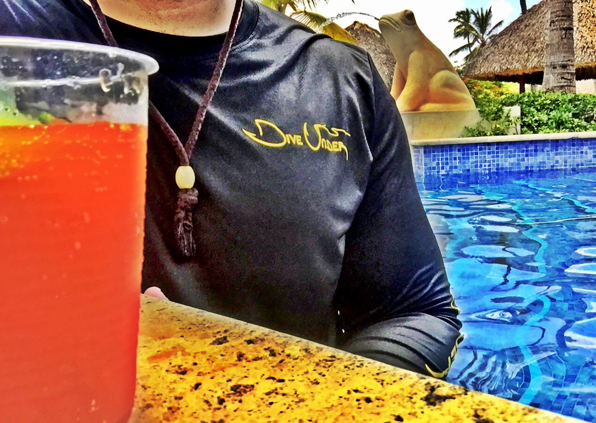Alberton_1223's tweet photo. Dive Under made it out to Dominican Republic for some fruity drinks #summertime #summerwear #DiveUnder https://t.co/wtb6nfwasE