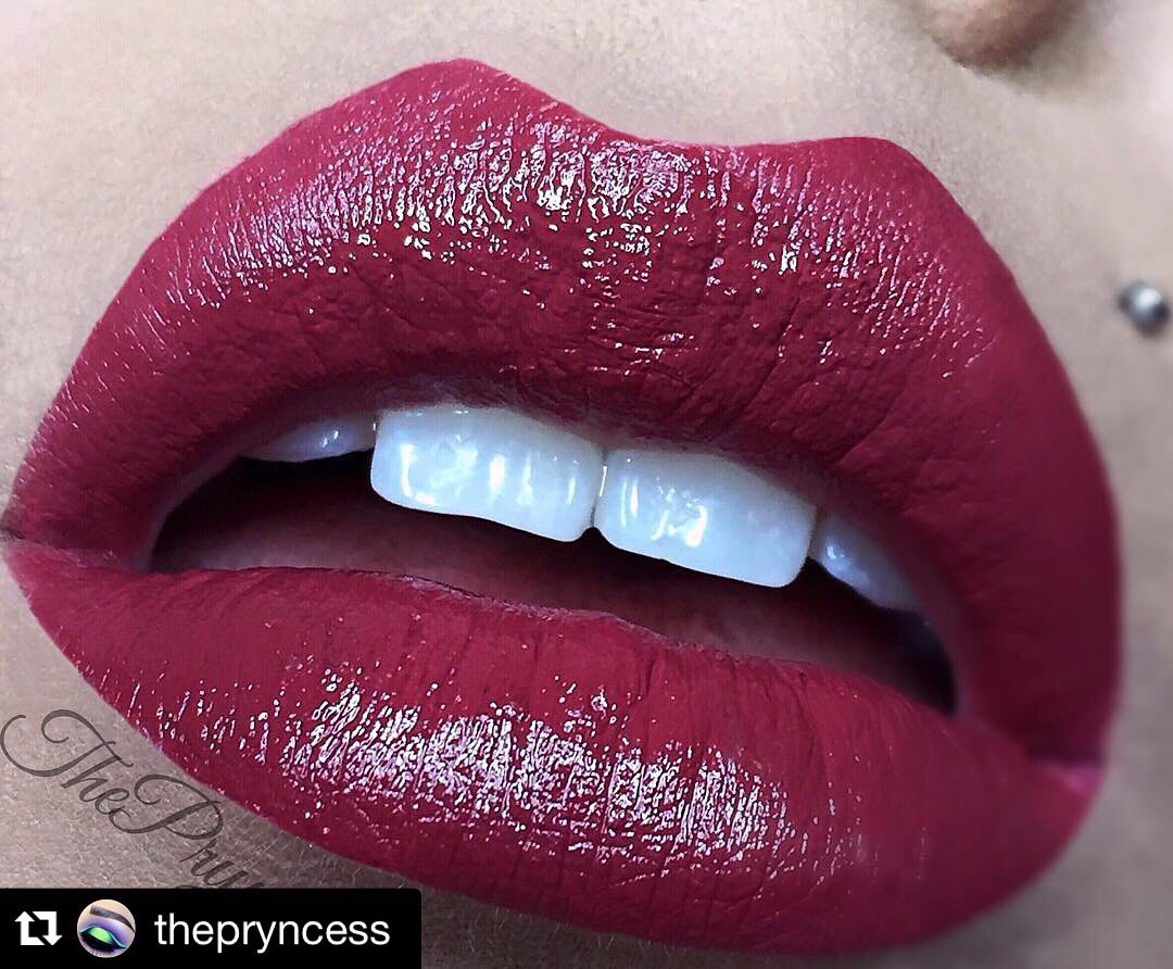 ShienCosmetics's tweet photo. Be dark and vampy in Cobra Lily! Repost from @ThePryncess #wine #shiencosmetics #lipstick  #lotd #darklipstick #vamp https://t.co/sE3Xa561uT