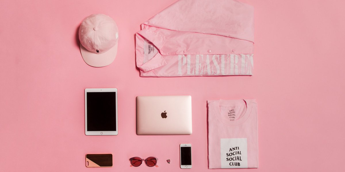 HYPEBEAST's tweet image. Pink is in! Here are the best pink essentials for the summer. 
hypb.st/xhsg2