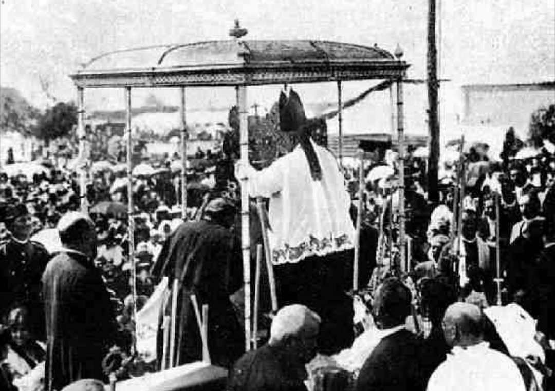 p_romeropadilla's tweet photo. 97años de la Coronación de la Blanca Paloma.
Aquél día la llevaron los sacerdotes.
¡Qué envidia de aquellos hombros! https://t.co/UZpuPuwlfM