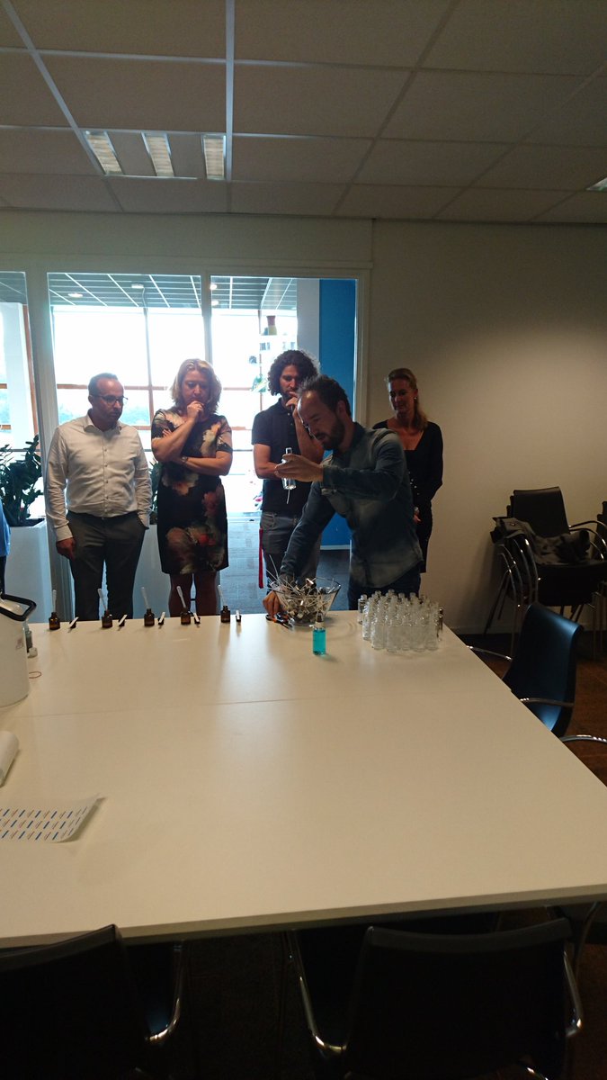 zutphenib's tweet photo. Roomspray maken met aromaboy @BlueWaveZutphen met #iscent https://t.co/MElZPlZ57J